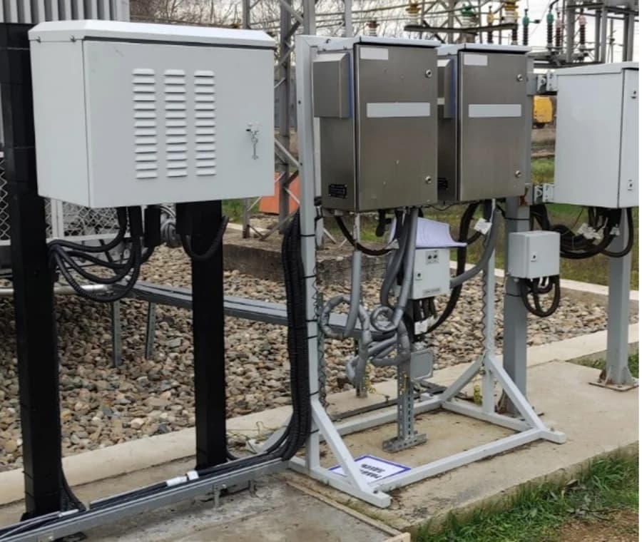 Gabinetes del sistema ASMD ZVEZDA instalados junto a un transformador de potencia en subestación