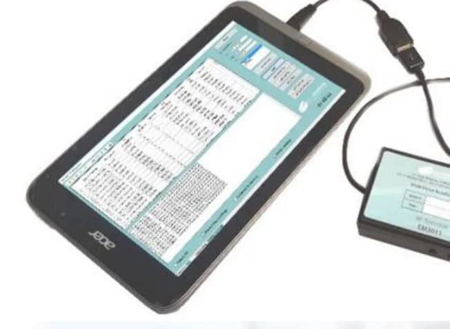 RF Terminal EM3011 conectado a una tableta para el sistema de lectura en movimiento WalkBy