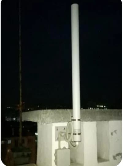 Repeater RF EM4003 instalado en mástil sobre azotea