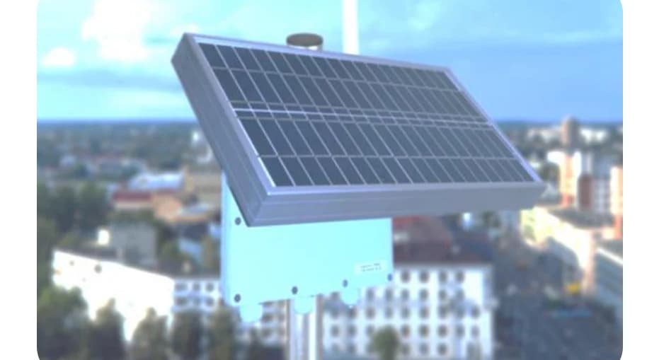 Solar Repeater RF EM4007 con panel solar instalado en azotea urbana
