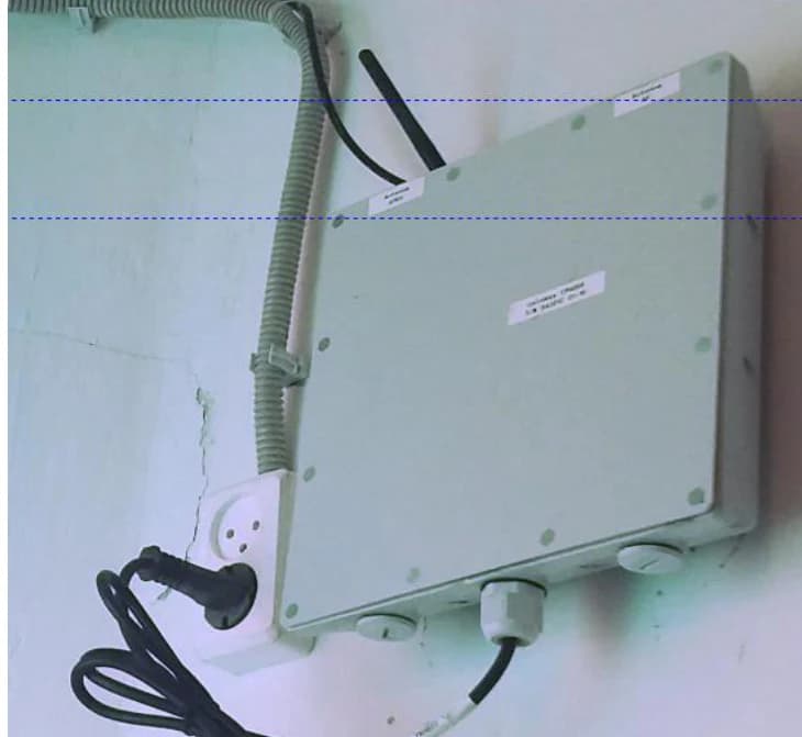 Concentrador GateWay RF EM4018 instalado en fachada, con antena GPRS y RF