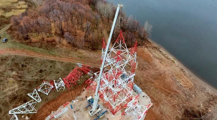 Torres de la línea aérea de 220 kV Schelokov–Central junto al río