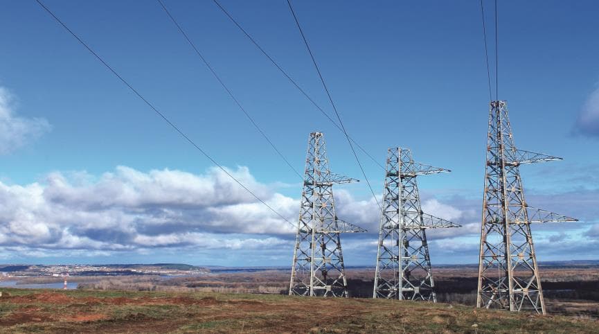 Montaje de torre de la línea aérea de 220 kV junto al agua