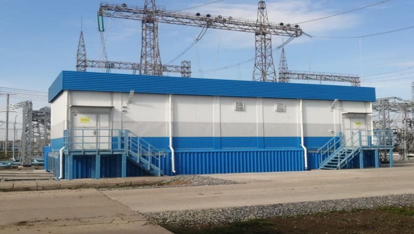 Edificio de la subestación de Bugulmá con aparamenta exterior