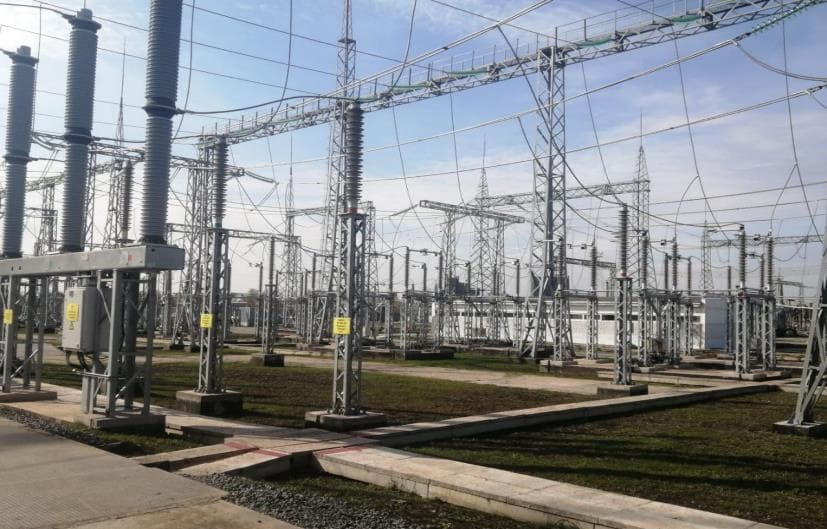 Torres y aisladores de la subestación de Bugulmá