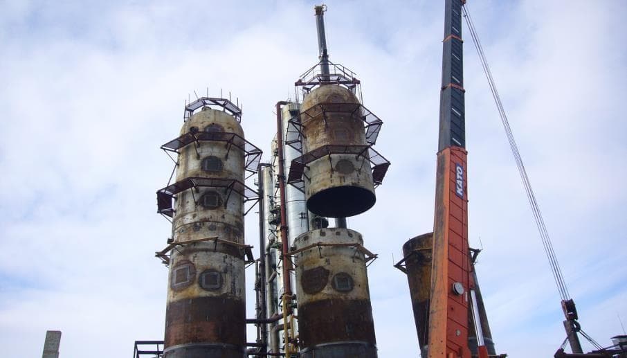 Columnas de proceso de la refinería de Kuibyshev en reconstrucción