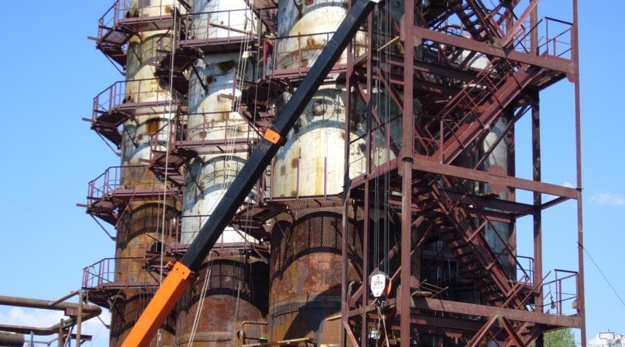 Grúa trabajando en la reconstrucción de la unidad de la refinería de Kuibyshev