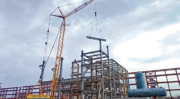 Montaje de estructura de acero en la refinería Gazprom Neftekhim Salavat