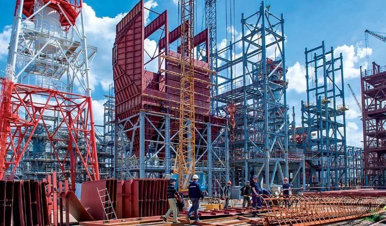 Torres de proceso de la refinería Gazprom Neftekhim Salavat