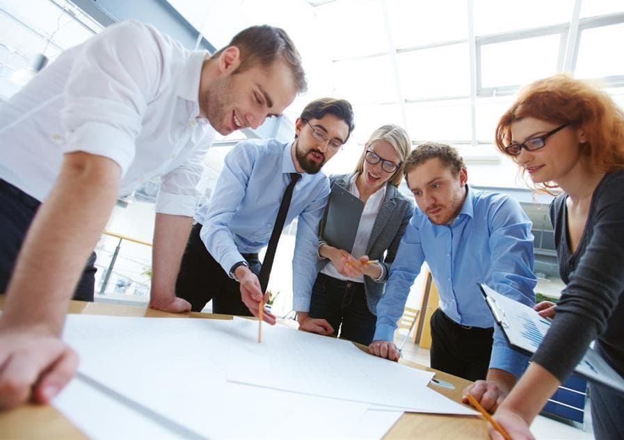 Equipo de proyectistas de TatNIPIenergoprom revisando planos