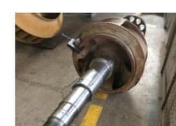 Eje con anillos de compresor en inspección