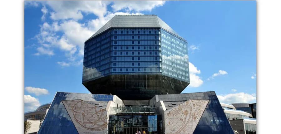 Biblioteca Nacional de Bielorrusia en Minsk, edificio en forma de romboicosaedro con fachada ventilada U-KON