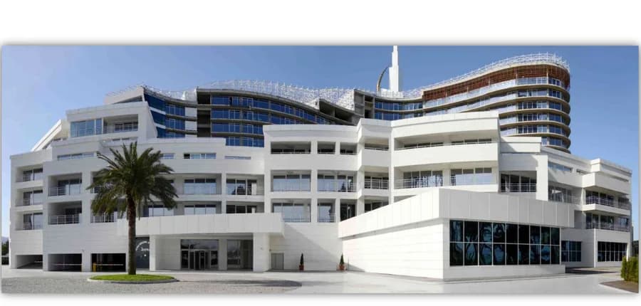 Grand Hotel Kempinski en Batumi, Georgia, con fachada ventilada U-KON en piedra blanca