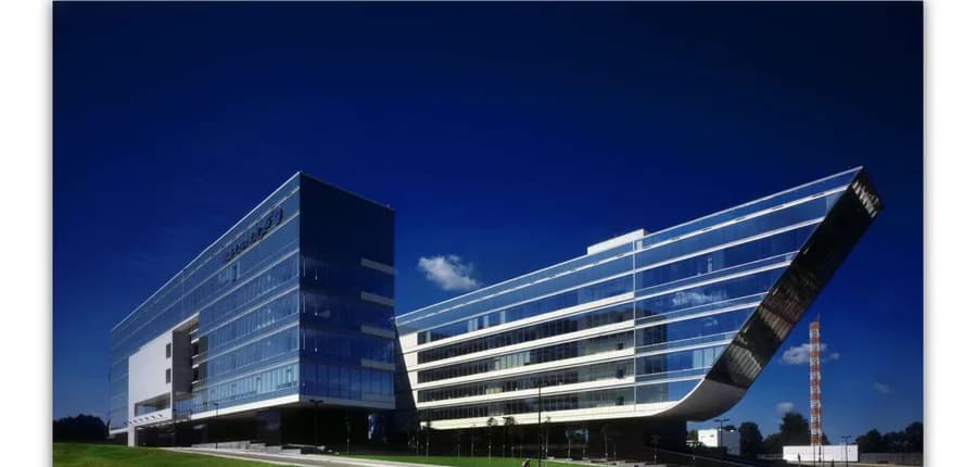 Oficina corporativa de Aeroflot en Moscú, edificio de vidrio con voladizo curvo y fachada ventilada U-KON